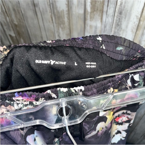Old Navy Active Purple Floral Mid Rise Go Dry Shorts - Picture 4 of 4